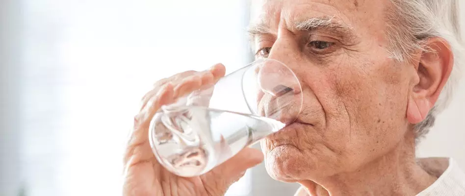 Déshydratation des personnes âgées : quels besoins en eau chaque jour ?