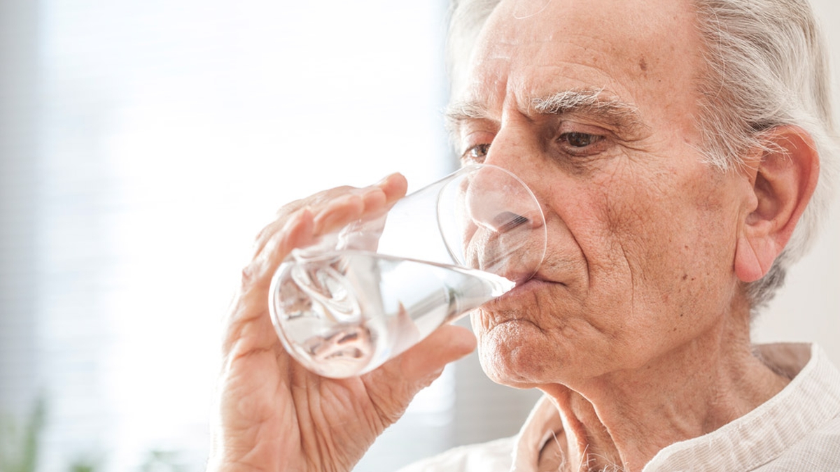Déshydratation des personnes âgées : quels besoins en eau chaque jour ?